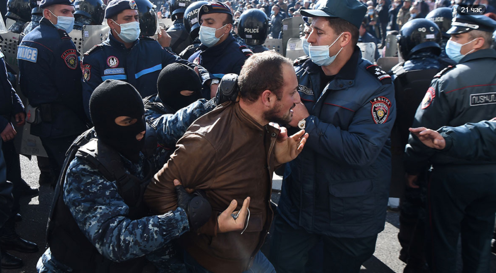 Армения невс. Полиция Армении 2022. Митинг в Армении 2020. Митинг оппозиции в Ереване. Протесты в Армении 2021.