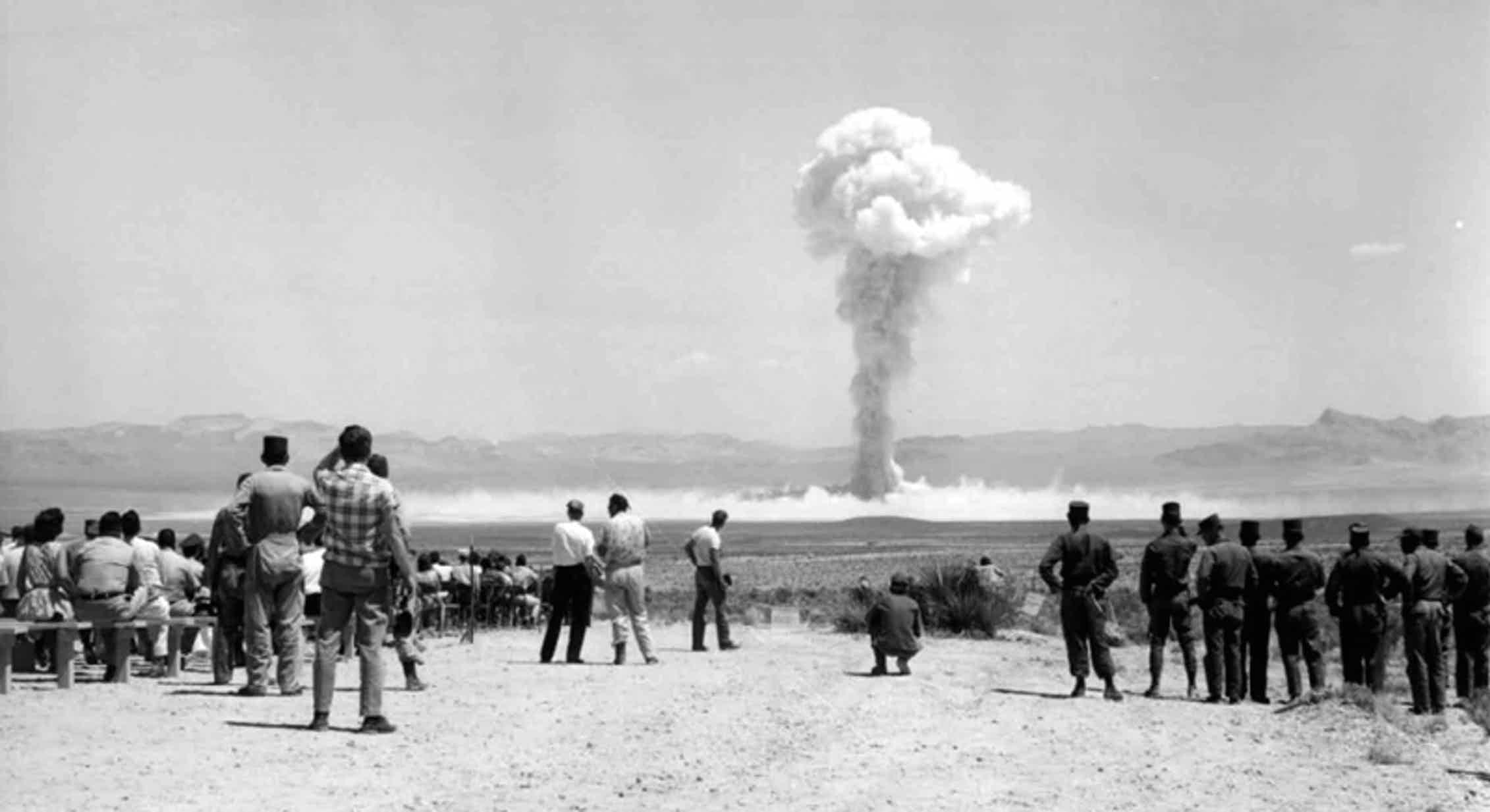 Nuclear testing. Испытания атомной бомбы в Семипалатинске. Ядерный взрыв на Семипалатинском полигоне. Семипалатинский полигон СССР. Семипалатинск ядерный полигон.