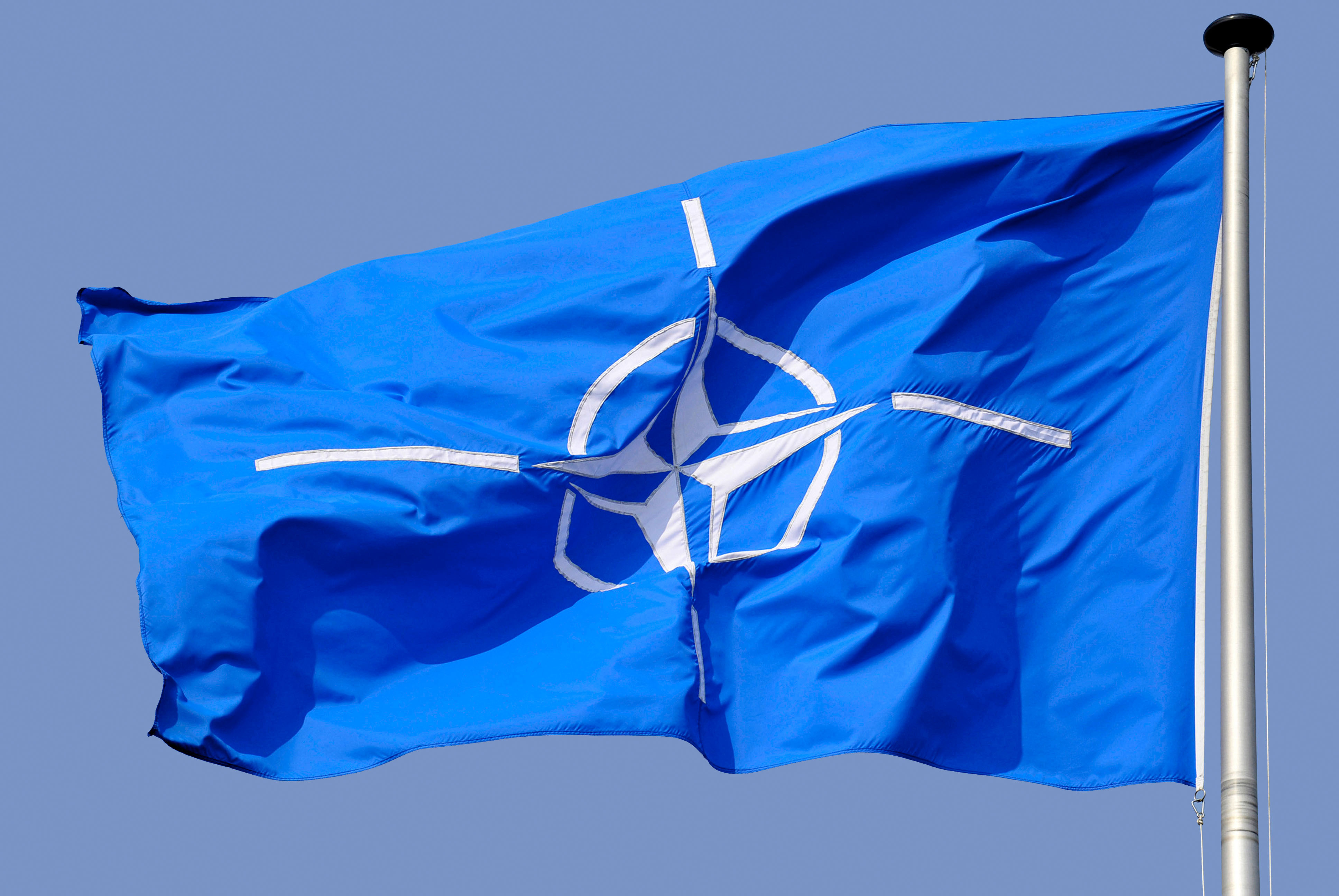 Членство молдавии в нато. NATO флаг. Синий флаг НАТО. Флаг НАТО 2022. Прапор НАТО.