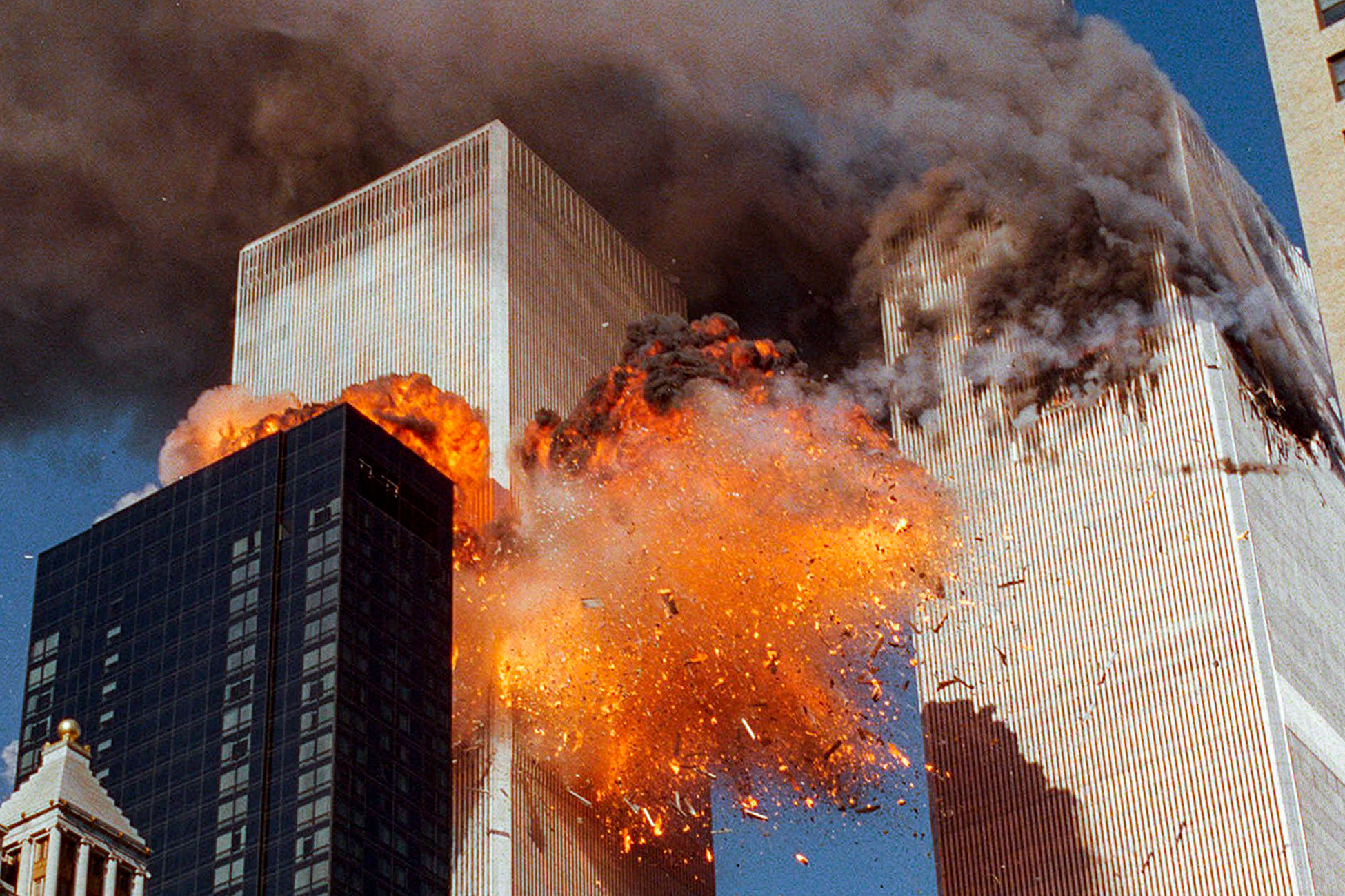 Что случилось в 2001 году. Башни Близнецы 11 сентября. Северная башня ВТЦ 11 сентября.